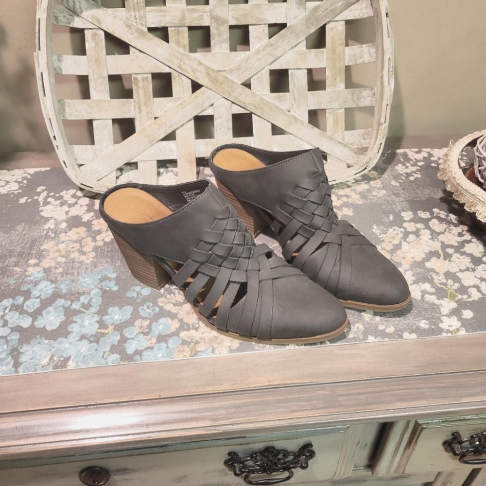 Universal Thread Braided Cutout Mules